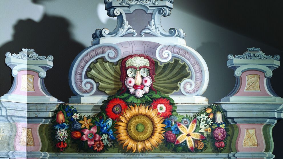 Detailaufnahme eines kunstvoll arrangierten Blumengesichts als Bekrönung eines historischen Pflanzenschranks aus der Kunst- und Naturalienkammer, inspiriert von Giuseppe Arcimboldo.