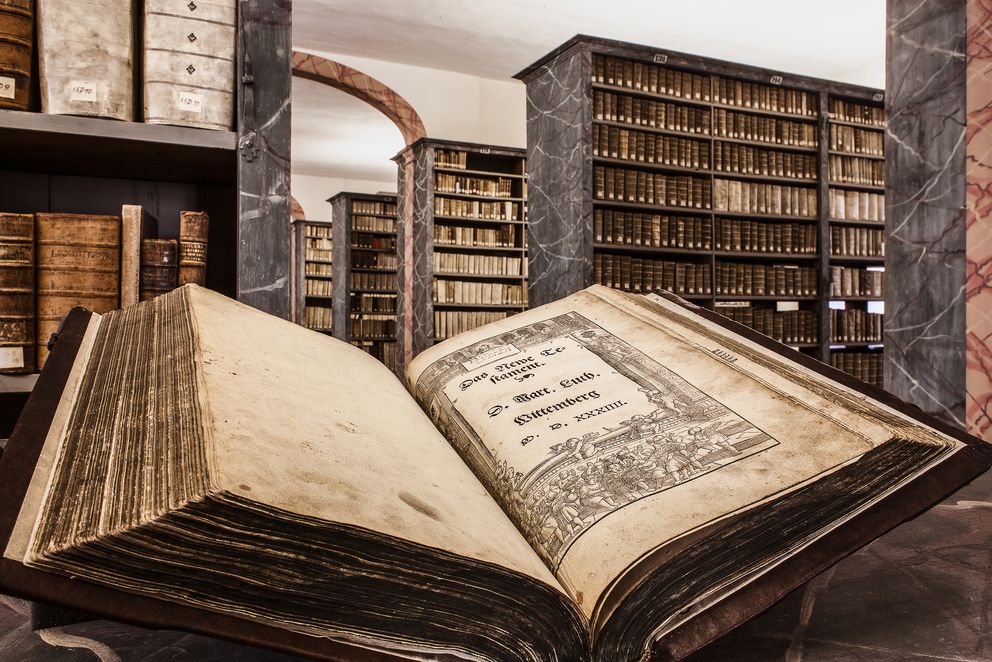 Es ist eine aufgeschlagene Lutherbibel in der Kulissenbibliothek zu sehen