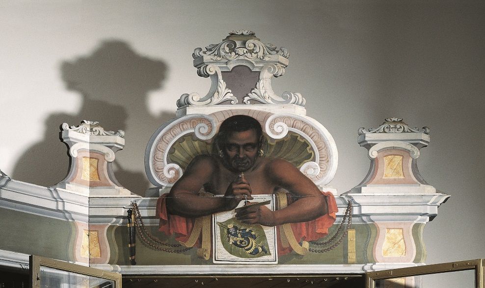 Der Indien-Schrank der Kunst- und Naturalienkammer zeigt einen indischen Gelehrten beim Verfassen von Palmblatthandschriften.